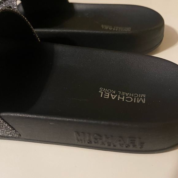 Micheal kors Slides - Picture 8 of 9